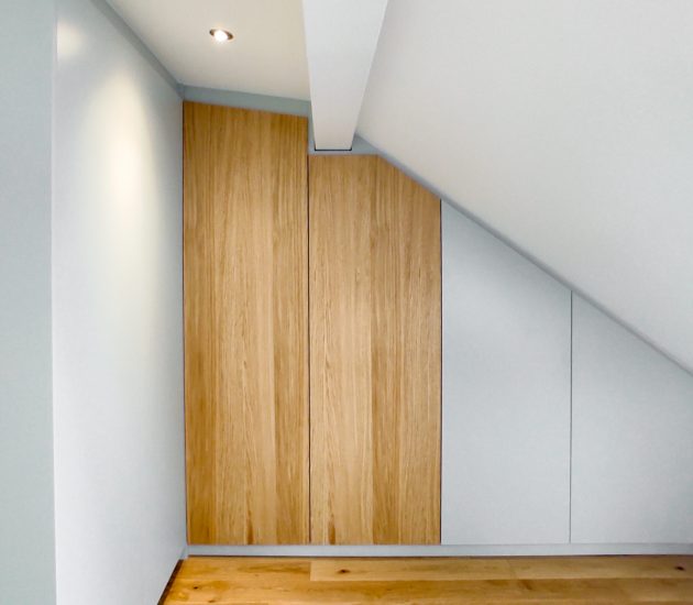 Dachschrägenschrank mit Holzverkleidung